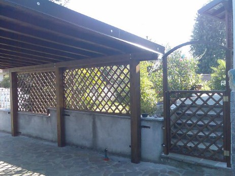 Pergolato in legno con grigliati su misura
